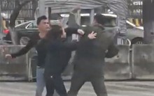 'Cò' taxi đánh nhân viên an ninh sân bay Nội Bài gãy 4 răng cửa: Công an truy bắt 2 kẻ bỏ trốn