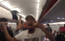 Khoảnh khắc đáng yêu: Máy bay đã hạ cánh nhưng không hành khách nào vội xuống, nán lại xem loạt sút luân lưu nghẹt thở của ĐT Việt Nam