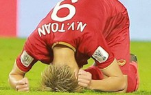 Văn Toàn đổ gục sau trận thua, ai nhìn hình ảnh này cũng muốn vào sân kéo cậu ấy đứng dậy