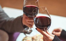 Quý ông đi hẹn hò: Chọn vang rẻ nhất thì "ngại", chai đắt thì xót tiền, chai vang rẻ thứ nhì là lựa chọn hoàn hảo! Nhà hàng biết điều đó và đây chính là cách họ kiếm “lời khủng”