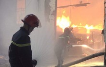 Lửa bao trùm công ty gỗ ở Bình Dương, công nhân chạy tán loạn