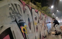 Lộ hình ảnh những kẻ bôi bẩn lên con đường hơn 300 tỷ đồng ở Hà Nội