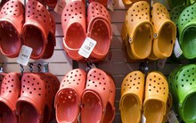 Hãng dép xốp "vạn người mê" Crocs: Từ một "zombie" lỗ chổng vó, nợ như Chúa Chổm, đã lội ngược dòng ngoạn mục với doanh thu 1 tỷ USD, khiến trẻ con, người lớn, doanh nhân, siêu mẫu đều thích mê!