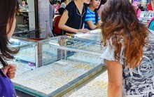 Chen nhau mua vàng nữ trang dịp cuối năm