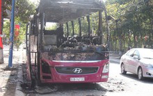 Đang đậu, xe khách giường nằm bất ngờ cháy trơ khung