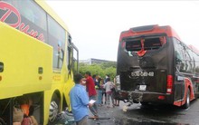 Hai xe chở khách về quê ăn tết tông nhau, hàng chục người mắc kẹt