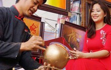 Vẽ chữ thư pháp trên trái cây, ông đồ kiếm tiền triệu mỗi ngày