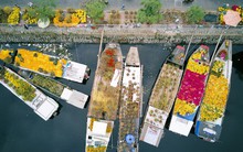 Chùm ảnh: Những chiếc thuyền đầy ắp hoa xuân cập bến ở Sài Gòn qua góc nhìn xinh xắn từ flycam