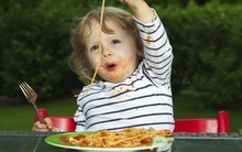 Cha mẹ áp dụng những mẹo này là sẽ "đập tan" ngay tính nhõng nhẽo, khảnh ăn của con trong ngày Tết