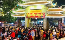 Chen chân hái lộc sau giao thừa