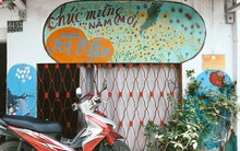 Ông giáo về hưu mang đến những bức tranh mùa xuân mới trong con hẻm nhỏ bình dị ở Sài Gòn