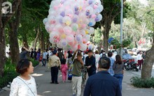 Nắng đẹp, người Hà Nội rủ nhau xuống phố du xuân, xúng xính áo dài chụp ảnh đầu năm mới