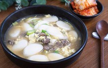 Tteok kuk - món ăn không thể thiếu dịp trong Tết của người Hàn