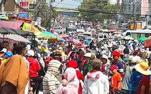 Kẹt cứng đường vào ngôi miếu lớn nhất Việt Nam