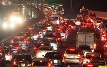 Pháp Vân - Cầu Giẽ ùn tắc dài, nhân viên trạm thu phí phải mở đường cho xe cứu thương thoát ra đường tránh