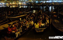 Hàng ngàn du khách bất chấp đêm tối cập bến chùa Hương ngày khai hội