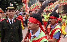 Biển người chen chân dưới nắng nóng ở chùa Hương, dân đứng kín đường ném lì xì cho "ông lợn"