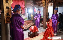 Ảnh: Hàng trăm thanh niên xâu xé, chen lấn cướp manh chiếu tại lễ hội Đúc Bụt