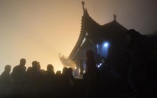 Hàng ngàn người dân đội mưa phùn trong giá rét, hành hương lên đỉnh Yên Tử trong đêm