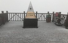 Đỉnh Fansipan phủ kín băng trắng sau cơn mưa kéo dài 30 phút