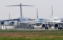 [CHÙM ẢNH] Đường băng "đông như trẩy hội", C-17 Mỹ xếp hàng chờ cất cánh ở Nội Bài