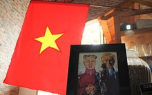 Thiết kế đặc biệt của quán cà phê Hà Nội ngập tràn tranh chân dung ông Donald Trump và ông Kim Jong Un