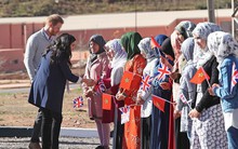 Bà bầu Meghan "lấn át" chồng trong sự kiện, khiến Hoàng tử Harry ngượng ngùng xấu hổ vì điều này