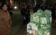 Người dân Đồng Đăng nấu cơm, xôi tặng hàng trăm phóng viên