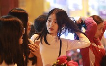 [ẢNH] Người dân Hà Nội nô nức chờ đón sự xuất hiện của tổng thống Mỹ Donald Trump