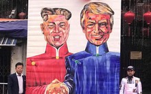 Người dân mang tranh "khủng" tới khách sạn Marriot mong tặng Tổng thống Donald Trump