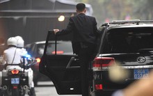 [ẢNH] Đội siêu cận vệ "không cảm xúc" đứng canh gác tại cửa rạp bí mật của ông Kim Jong Un