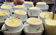 Chủ cafe Giảng: "Khách đông khủng khiếp, không tính nổi bán bao nhiêu cốc đợt thượng đỉnh"