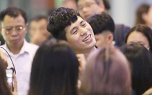 Trở về sau 3 tháng dưỡng thương tại Hàn Quốc, Đình Trọng khiến sân bay Nội Bài náo loạn lúc nửa đêm