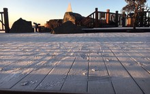 Hà Nội nóng như hè, Fansipan xuất hiện băng giá