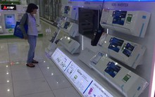 Máy lạnh, quạt điều hòa ê hề chờ người mua