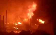 Khu nhà kho hơn 1.000m2 bị thiêu rụi, 13 căn nhà bị cháy lan