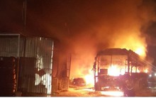 Ảnh: Hiện trường xe khách bốc cháy dữ dội trên Quốc lộ 1A