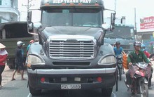 [Nóng] Xe container biển số TP.HCM nổ lốp, rơ mooc lật ngang đường đè chết 3 người đi xe máy