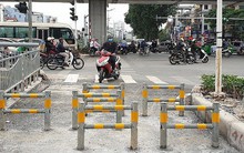Lắp rào chắn ngăn xe máy đi vào làn đường dành riêng cho người đi bộ ven sông Tô Lịch