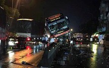Thanh Hóa: Xe khách nằm “vắt vẻo” trên dải phân cách, 40 hành khách hoảng loạn