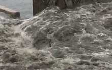 Phát hoảng với clip nước thải tuôn ra bãi biển Đà Nẵng