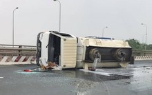 Xe bồn nổ lốp rồi lật nghiêng, hơn 100 lít dầu hỏa tràn ra Đại lộ Thăng Long