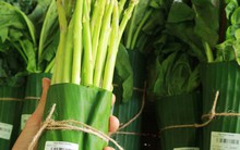 Chủ tiệm tiết lộ về ý tưởng gói rau bằng lá chuối đang gây “sốt”