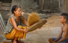 Câu chuyện xúc động của Tiến sĩ trẻ: Nếu nghèo đói là trường đại học tốt nhất, thì người mẹ nông dân của tôi chính là người thầy giáo giỏi nhất của đời tôi