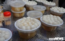 Ảnh: Người Hà Nội xếp hàng mua bánh trôi, bánh chay ngày Tết Hàn thực