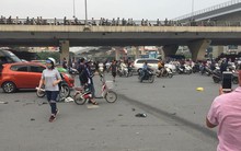 Hà Nội: Xế hộp do nữ tài xế điều khiển đâm người dừng đèn đỏ rồi lật nghiêng