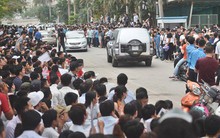 Chùm ảnh: Hàng nghìn người dân chen lấn, vật vờ chờ lấy số thứ tự xin visa 5 năm của Hàn Quốc