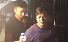 CLIP: Khoảnh khắc Phúc XO vui vẻ vẫy chào hàng xóm khi bị áp giải về trụ sở công an