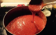 Khéo tay chế tương ớt nhà làm: Chị em kiếm tiền triệu mỗi ngày