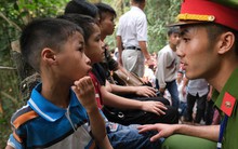 [Ảnh] Nhiều trẻ nhỏ lạc cha mẹ, hoảng sợ giữa biển người đổ về Lễ hội Đền Hùng